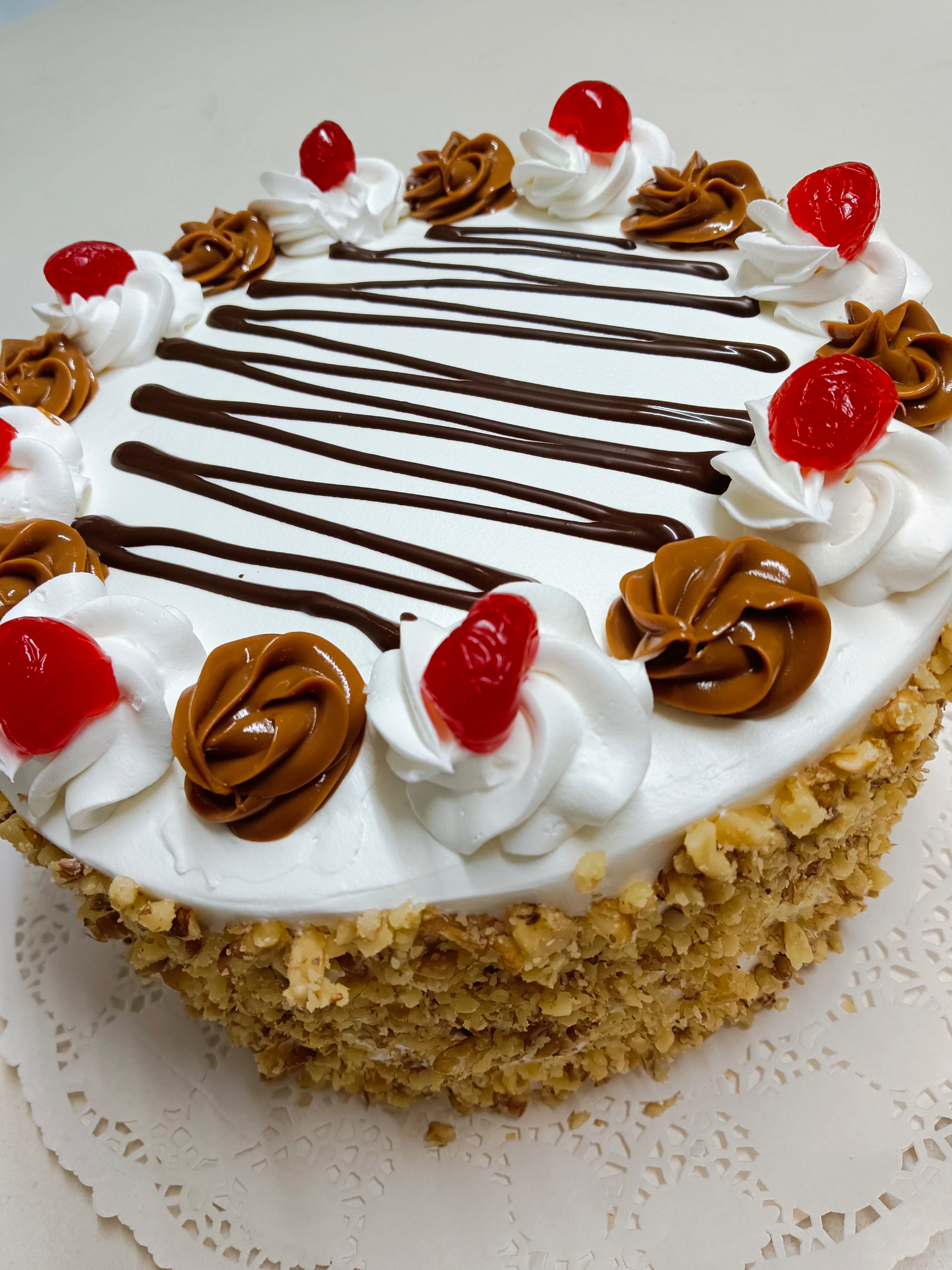 Torta bizcocho rellena de manjar nuez